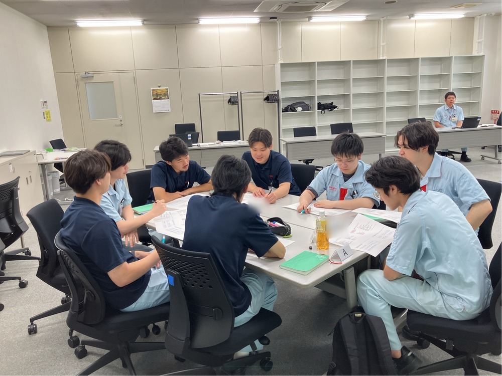 デンソーFA山形での入社半年研修会でグループワークをする様子