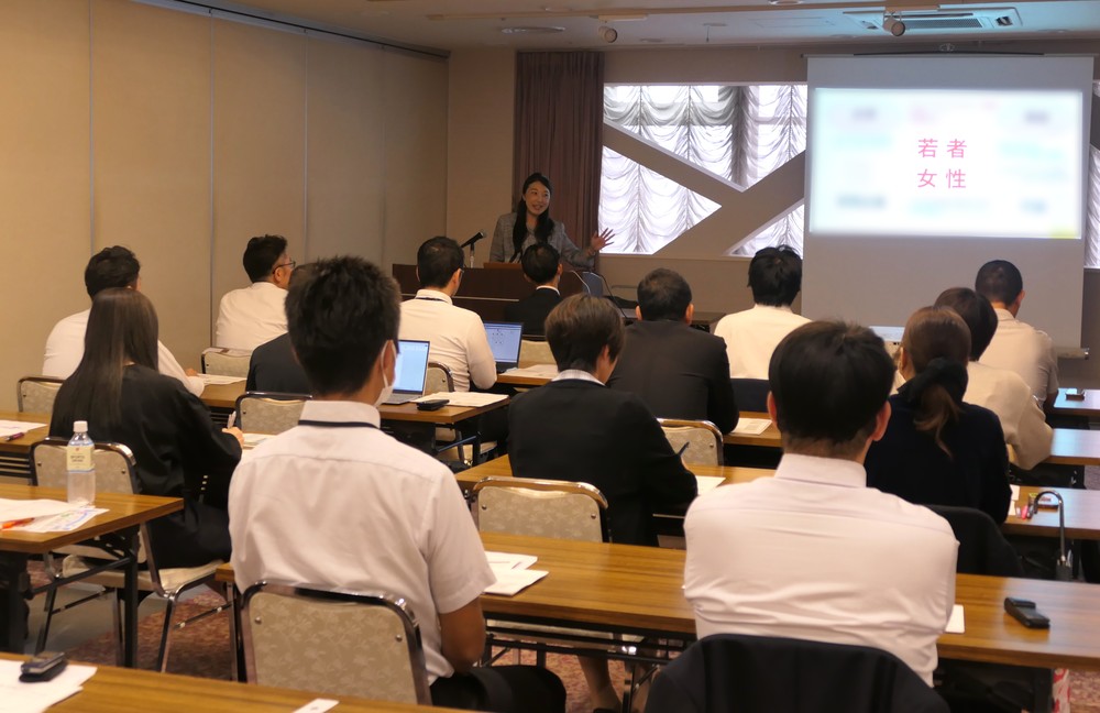 山形県経営者協会主催のセミナーで講演する様子(スライドは一部ぼかしています)